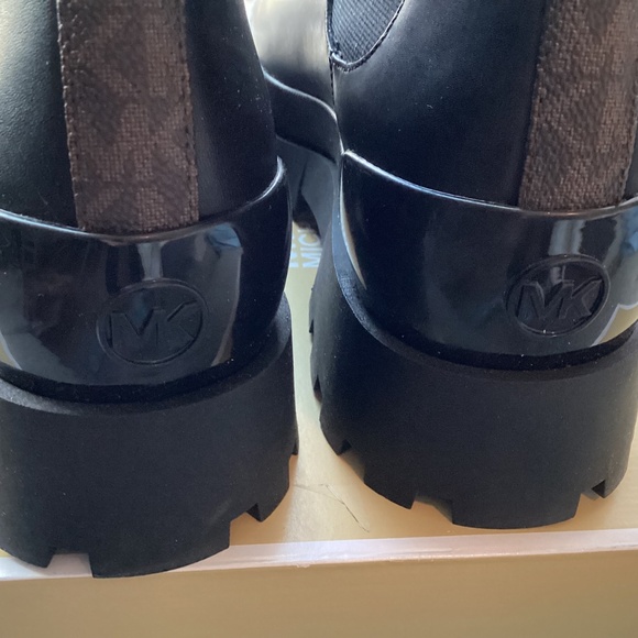 MICHAEL MICHAEL KORS Women's Rowan Pull-On Ankle Chelsea Booties, size 9, $260 - Picture 10 of 13